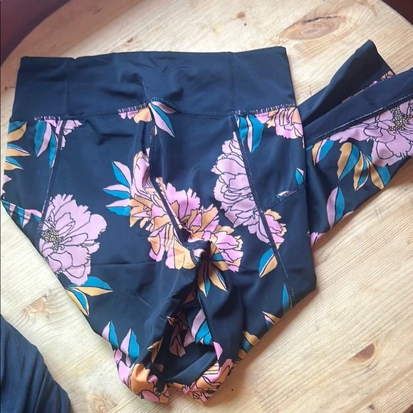 Floral Patterned Leggings and bra set - Picture 4 of 8